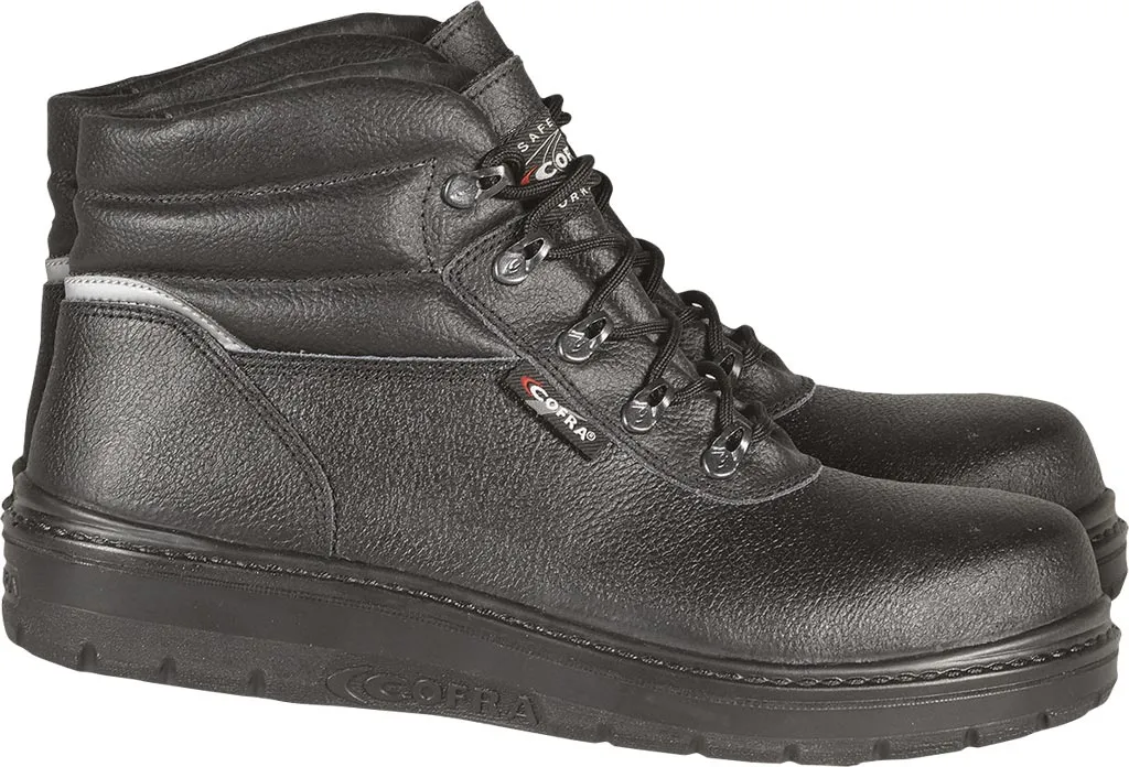 Czarne buty bezpieczne z wysoką cholewką, wykonane z grubego materiału, z sznurowaniem.