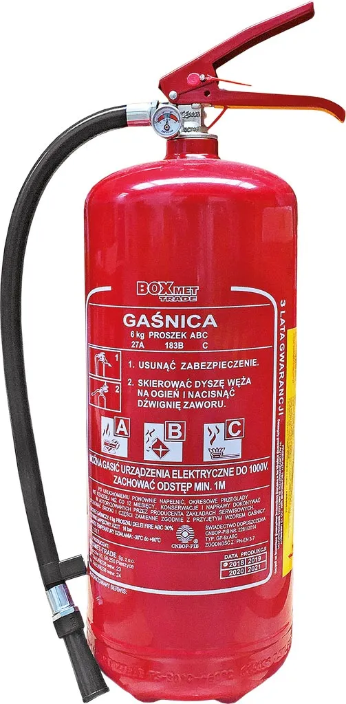 Czerwona gaśnica proszkowa o pojemności 6 kg, z wężem i manometrem, przeznaczona do gaszenia pożarów klas A, B, C. Na etykiecie widoczne są instrukcje użytkowania oraz symbole ostrzegawcze.