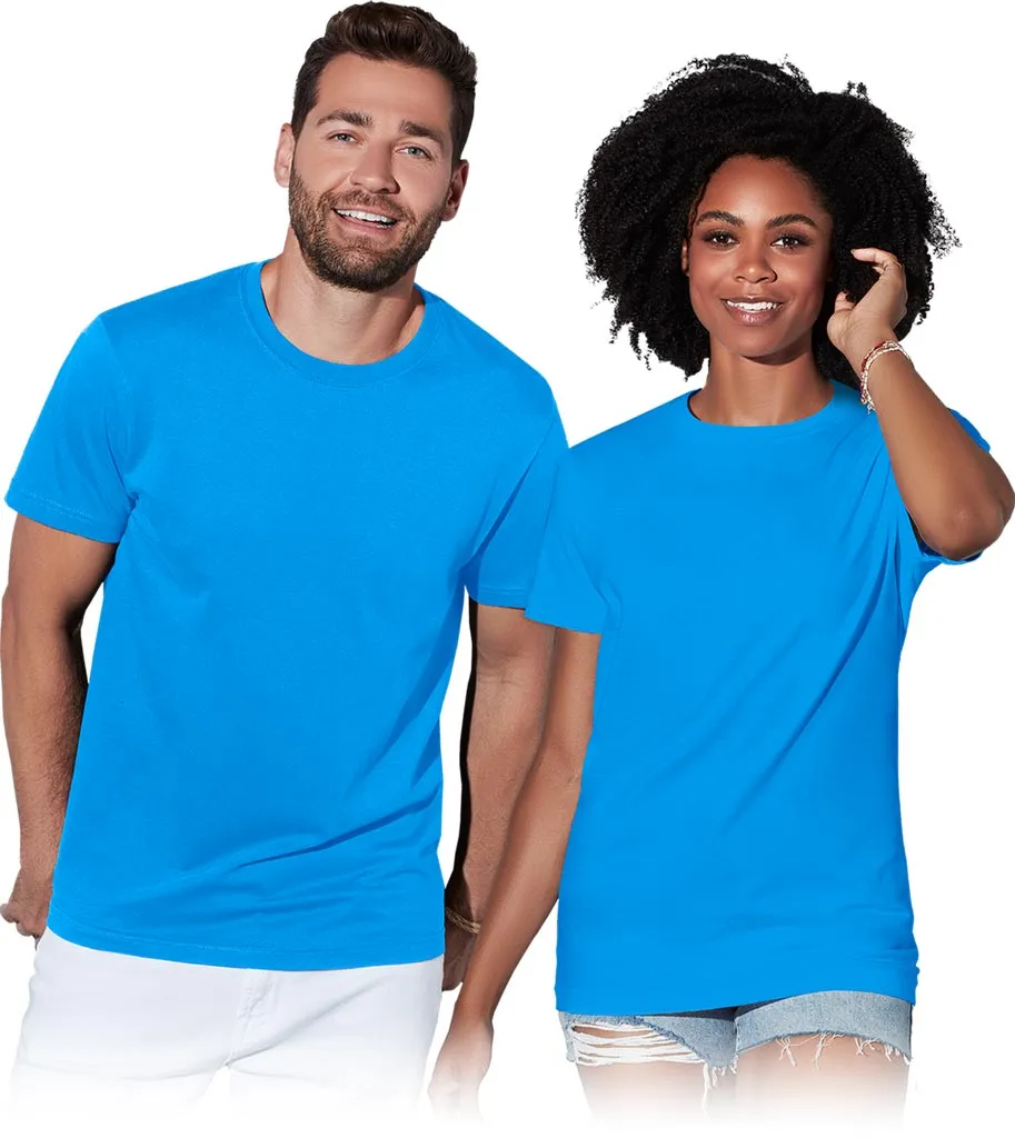Niebieski T-shirt unisex ST2000, o klasycznym kroju z krótkimi rękawami i zaokrąglonym dekoltem.