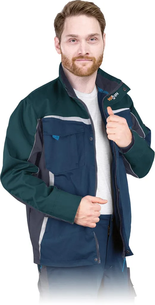 Bluza ochronna NEW AGE w kolorach zielonym i granatowym, wykonana z grubego materiału. Posiada wielokolorowe, poziome panele, dużą kieszeń na piersi oraz dodatkowe kieszenie na ramieniu.