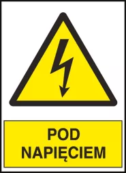 Znak ostrzegawczy „Pod napięciem” w kształcie trójkąta z żółtym tłem i czarną obwódką, zawiera symbol błyskawicy i napis na żółtym prostokącie poniżej.