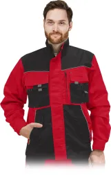 Bluza ochronna FORMEN w kolorach czarnym i czerwonym, wyposażona w liczne kieszenie, w tym na klatce piersiowej. Zapinana na zamek, z długimi rękawami i kołnierzem typu stójka.