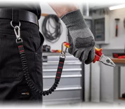Smycz na narzędzia LANYARD-C o długości 77 cm z karabińczykami, przeznaczona do bezpiecznego mocowania narzędzi podczas pracy. Elastyczna, zapewnia wygodę i zapobiega upadkom narzędzi.