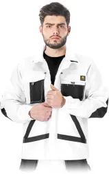 Bluza ochronna OX.05.789 OGR-J, męska, kolor biały z czarnymi elementami. Posiada wiele kieszeni, w tym dwie na piersi z klapkami. Na ramieniu widoczne logo producenta.