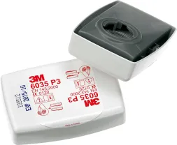 Dwa filtry przeciwpyłowe 3M, model 6035 P3, w białych obudowach. Na jednym z nich widoczne czerwone oznaczenia klasy ochrony oraz różne symbole i certyfikaty.