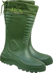 Zielone buty ocieplane typu kalosz wykonane z tworzywa EVA, posiadają wzmacnianą podeszwę i wysoką cholewkę z wypukłymi liniami. Na boku widoczne logo.