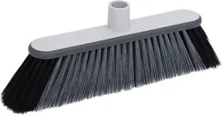 Miotła U-COLLECT ma szarą, plastikową szczotkę z czarnymi włosiami i białym uchwytem na kija.