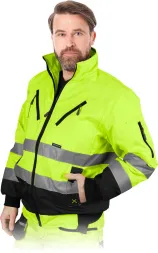Kurtka ochronna ocieplana w kolorze jasnego, fluorescencyjnego zielonego z czarnymi oraz odblaskowymi pasami. Posiada wiele funkcjonalnych kieszeni i zamki błyskawiczne. Idealna do pracy w warunkach niskiej widoczności.