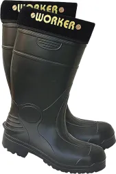 Buty gumowe, wysokie do kolan, w kolorze czarnym, z grubą podeszwą antypoślizgową i wzmocnieniem na części palcowej. Na górnej krawędzi napis 
