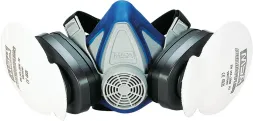 Półmaska ochronna Advantage® 200 LS, niebieski korpus z centralnie umieszczonym zaworem wydechowym, białe filtry po bokach.