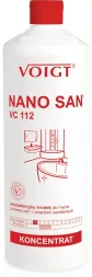 Opakowanie zawiera biały plastikowy pojemnik z czerwonymi napisami. Etykieta informuje, że produkt to Nano San VC 112 marki Voigt, koncentrat do mycia sanitariatów z grafiką umywalki i toalety.