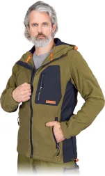 Bluza z polaru ochronna w kolorze oliwkowym z kontrastującymi pomarańczowymi elementami. Posiada wielokieszeniowy design, w tym jedną zapinaną na suwak kieszeń na piersi.