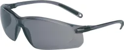 Okulary ochronne Honeywell A700 z przezroczystymi, lekko przyciemnianymi soczewkami. Posiadają czarne, smukłe oprawki i zauszniki oraz elastyczne zawiasy na zausznikach.