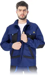 Bluza ochronna męska w kolorze granatowym, zapinana na zamek, posiada liczne kieszenie, w tym dwie napoleońskie i boczne kieszenie na wysokości pasa. Na ramionach znajdują się pasy wzmacniające strukturę.