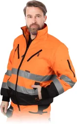 Kurtka ochronna ocieplana w kolorze pomarańczowym z szarymi elementami odblaskowymi na klatce piersiowej, talii i rękawach. Posiada wielofunkcyjne kieszenie oraz wysoki kołnierz.