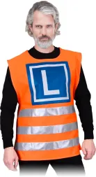 Pomarańczowa narzutka ostrzegawcza z pasami odblaskowymi i dużym niebieskim kwadratem z białą literą 
