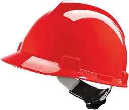 Czerwony hełm ochronny z bocznymi wycięciami i regulowanym paskiem na podbródek. Wykonany z tworzywa HDPE, charakteryzuje się błyszczącym wykończeniem.