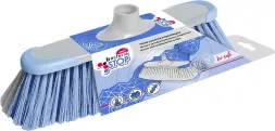 Miotła BACTERIA STOP z włosiem w kolorze niebieskim i srebrnym. Posiada białą rączkę i jest opakowana w błękitne i białe opakowanie z grafikami bakterii oraz informacją o działaniu antybakteryjnym.
