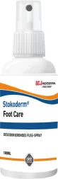 Spray do stóp Stokoderm Foot Care, dezodoryzujący, pojemność 100 ml. Opakowanie z białym atomizerem i pomarańczowo-niebieskimi detalami.