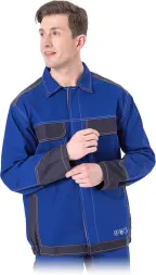 Bluza ochronna dla spawaczy w kolorze niebieskim, z czarnymi wzmocnieniami na ramionach i kieszenią na lewym ramieniu. Posiada stójkę oraz zapięcie na guziki.