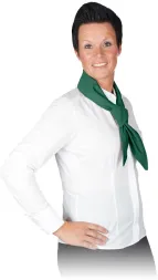 Zielony szalik piekarza zawiązany wokół szyi.