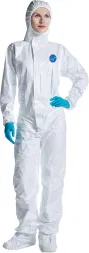 Kombinezon ochronny TYVEK®500 LABO, kolor biały, z długimi rękawami i nogawkami, zapinany z przodu na zamek. Ma niebieskie mankiety przy rękawach oraz logo na piersi.