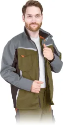 Bluza ochronna NEW AGE z długim rękawem, w kolorach szaro-zielonych. Posiada wielokolorowe wstawki, liczne kieszenie na przodzie, wysoki kołnierz oraz zapięcie na zamek. Wykonana z grubego materiału typu canvas.