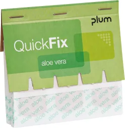 Opakowanie plastrów Quick Fix marki Plum, zawierających aloes. Opakowanie jest w kolorach zielonym i białym, z wyraźnym oznaczeniem produktu. Plastry są widoczne przez przeźroczysty front opakowania.