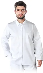 Bluza ochronna męska w kolorze białym, z długimi rękawami, wyposażona w stójkę i zapięcie na guziki. Prosty krój z płaskimi szwami.