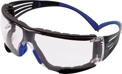 Okulary ochronne SecureFit™ 400, przeźroczyste z niebieskimi elementami. Posiadają elastyczny pasek i boczne panele wentylacyjne.