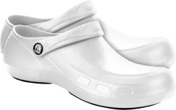 Białe klapki medyczne, model FitClog POWER PLUS, z paskiem regulowanym na pięcie i logo na boku.