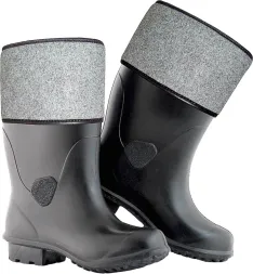 Buty filcowe 6250 BORYNA to wysokie, czarne kalosze z charakterystycznym, szarym filcowym wykończeniem u góry. Posiadają wyraźną podeszwę z bieżnikiem i wzmocnienie na pięcie.