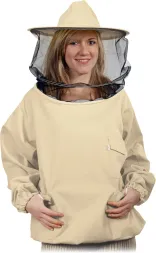 Bluza pszczelarska z kapeluszem, która ma kolor kremowy. Kapelusz wyposażony jest w siatkę chroniącą twarz i szyję. Bluza ma długie rękawy i regulację na mankietach. Na lewej piersi widoczna jest niewielka kieszeń.