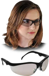Przeciwodpryskowe okulary ochronne KLONDIKE Plus z czarnymi, elastycznymi zausznikami i przezroczystymi, lekko przyciemnianymi szkłami. Produkt posiada sportowy design.