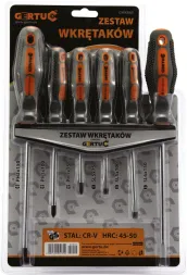 Zestaw zawiera sześć wkrętaków z pomarańczowo-czarnymi uchwytami ergonomicznymi. Wkrętaki różnią się rodzajem i rozmiarem końcówek, co jest zaznaczone na ich rękojeściach. Opakowanie z przezroczystego plastiku umożliwia łatwe zobaczenie narzędzi.