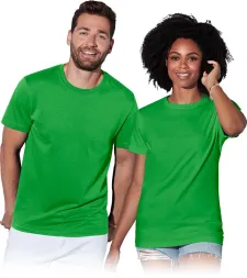 Zielony T-shirt z krótkimi rękawami, okrągłym dekoltem, wykonany z gładkiego materiału. Dobrze dopasowany do sylwetki, dostępny w wersji męskiej i damskiej.