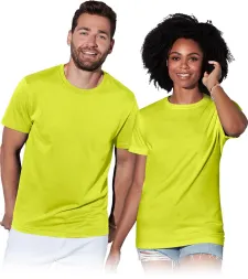 T-shirt ST2000 w kolorze jasnozielonym, klasyczny krój z krótkimi rękawami, przeznaczony dla mężczyzn i kobiet.