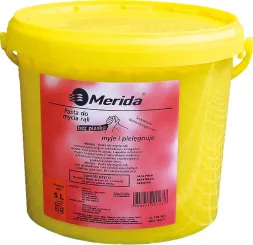 Żółte wiadro z pastą do mycia rąk marki Merida o pojemności 5 litrów. Na etykiecie znajduje się informacja, że produkt myje i pielęgnuje, jest bez piasku.