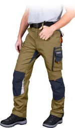 Spodnie ochronne do pasa w kolorze khaki z niebieskimi wstawkami na kolanach. Posiadają wielofunkcyjną kieszeń na prawej nogawce oraz pętle na narzędzia.
