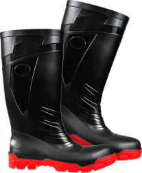Czarne buty bezpieczne o wysokości za kostkę, wykonane z nieprzemakalnego materiału, z czerwoną, antypoślizgową podeszwą. Posiadają wzmocnienie w okolicy palców oraz wzory linii na górnej części.