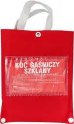 Czerwony koc gaśniczy szklany zapakowany w przezroczystą folię z instrukcją, umieszczony w czerwonej torbie z uchwytem.