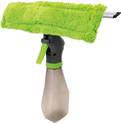 Myjka ze spryskiwaczem z przezroczystym zbiornikiem na płyn i zielonym elementem do pompowania. Posiada przypinany, zielony mikrofibrowy mop na górze.