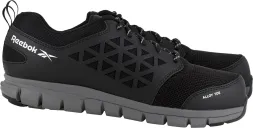 Czarne półbuty bezpieczne Reebok, model IB1031S1P EXCEL LIGHT. Posiadają wzór w formie przekątnych linii i siateczkową strukturę, podeszwa z grubym bieżnikiem, logo na boku.