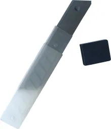 Ostrze łamane z wyraźnymi segmentami do łamania, mocowane do plastikowego pojemnika.