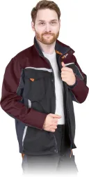 Bluza ochronna w kolorze bordowym z szarymi elementami. Posiada liczne kieszenie, w tym dużą na piersi i mniejsze po bokach. Zapinana na zamek, z pomarańczowymi detalami.