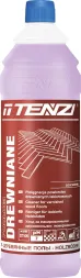 Płyn do mycia podłóg w przeźroczystej butelce z różowym płynem. Opakowanie zawiera grafikę drewnianej podłogi i napisy informujące o przeznaczeniu produktu dla powierzchni drewnianych.