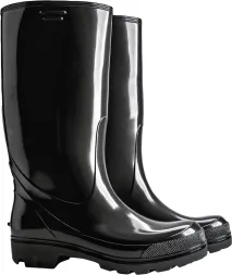 Czarne buty męskie typu kalosz, wysokie, wykonane z błyszczącego materiału. Posiadają wyraźnie zaznaczoną, wzmacnianą część na noskach.