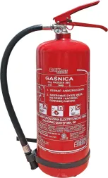 Czerwona gaśnica proszkowa 4 kg, z oznaczeniami klas pożarów A, B, C, z instrukcją użycia i ostrzeżeniami na etykiecie. Posiada czarny wąż i zawór aluminiowy z czerwoną rączką.