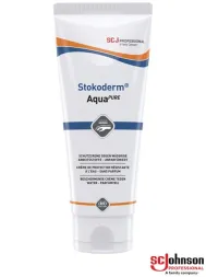 Opakowanie kremu do rąk Stokoderm Aqua Pure marki SC Johnson, przeznaczonego do ochrony skóry przed działaniem wody i środków myjących. Tube posiada biały kolor z niebiesko-pomarańczowymi akcentami.