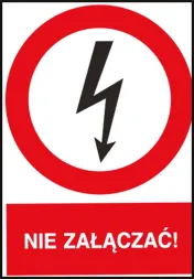 Znak bezpieczeństwa z czerwono-białą grafiką, przedstawiający błyskawicę w czerwonym kole z napisem „NIE ZAŁĄCZAĆ!” na czerwonym tle poniżej.